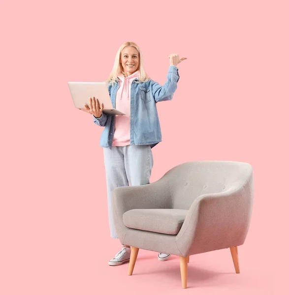 Mature Female Programmer Laptop Pointing Something Pink Background — Stock Photo, Image