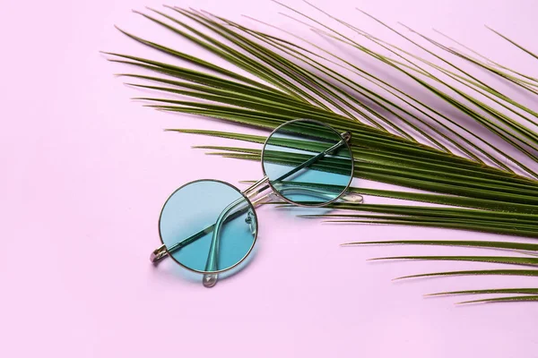야자나무 선글라스와 라일락 — 스톡 사진