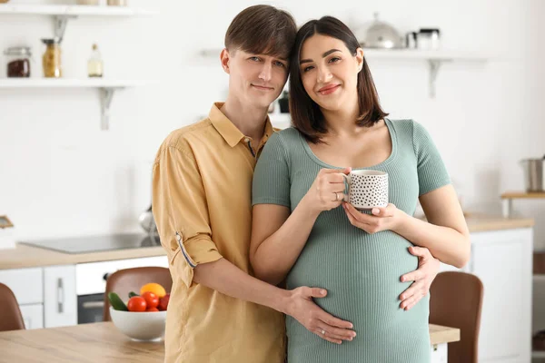 Mladá Těhotná Žena Šálkem Čaje Její Manžel Kuchyni — Stock fotografie