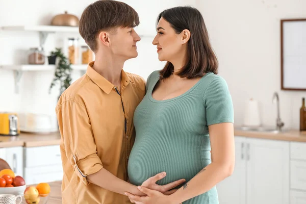 Junge Schwangere Paare Umarmen Sich Der Küche — Stockfoto