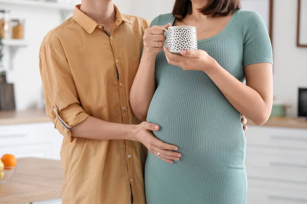 Ung Gravid Kvinde Med Kop Hendes Mand Køkken Closeup - Stock-foto