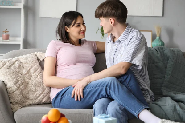 Young Pregnant Couple Sitting Sofa Home — Stock Photo, Image