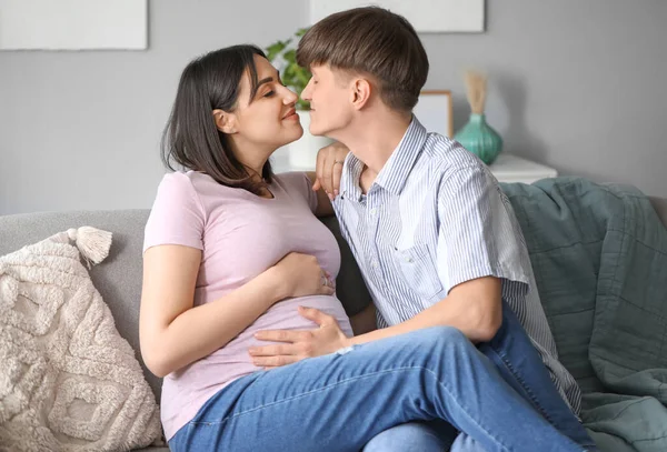 Young Pregnant Couple Sitting Sofa Home — Stock Photo, Image