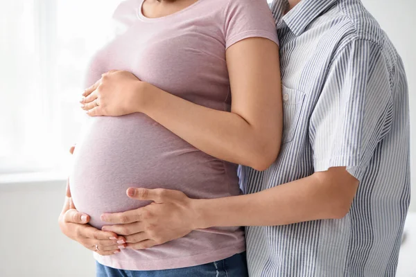 Pareja Embarazada Joven Abrazándose Casa Primer Plano — Foto de Stock