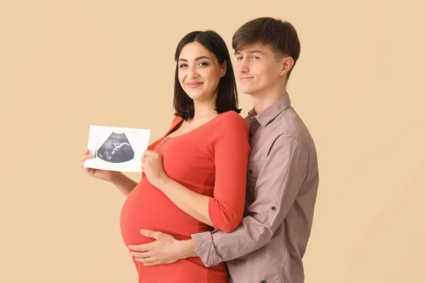 Mladý Těhotný Pár Sonogramem Obrázek Béžovém Pozadí — Stock fotografie