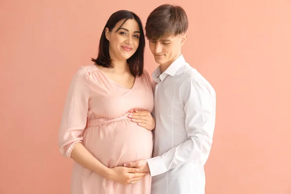 Young Pregnant Couple Pink Background — Stock Photo, Image