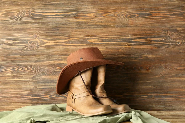 Cowboy Stövlar Hatt Och Skjorta Trä Bakgrund — Stockfoto