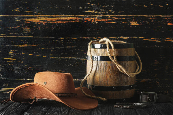 Ковбойская шляпа, лассо и подкова на деревянном фоне