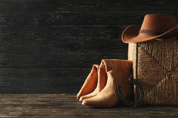Botas Cowboy Chapéu Ferradura Fundo Madeira — Fotografia de Stock