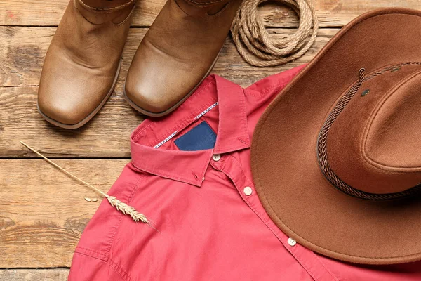 Cowboystiefel Hut Und Rotes Hemd Auf Holzgrund — Stockfoto