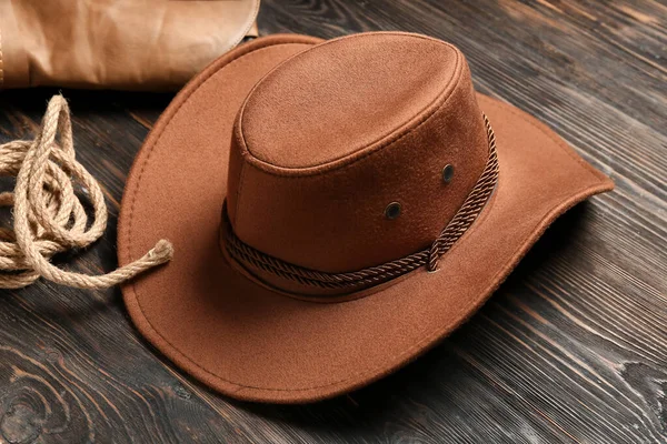 カウボーイ帽子 ブーツ ブラウンの木製の背景にラッソ — ストック写真