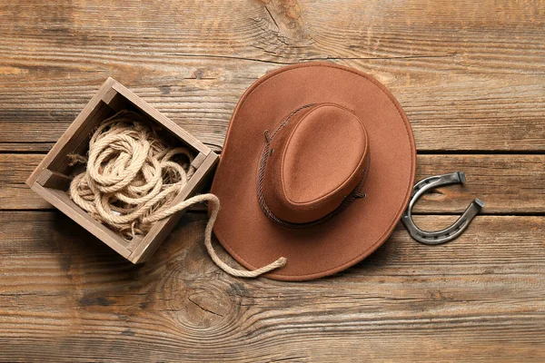 Chapéu Cowboy Laço Ferradura Fundo Madeira — Fotografia de Stock