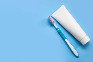 Mavi arkaplanda plastik diş fırçası ve yapıştırıcı