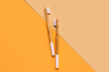 Arka planda beyaz bambu diş fırçaları