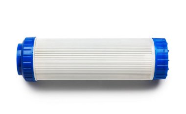 Gri arkaplanda yeni su filtresi kartuşu