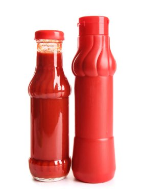 Beyaz arkaplanda ketçap şişeleri