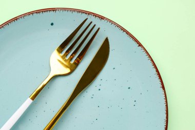 Yeşil arkaplanda çatal bıçak takımı