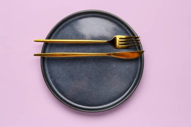 Leylak arkaplanlı çatal bıçak takımı