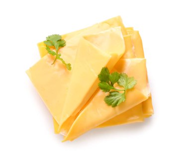 Beyaz arka planda otlu lezzetli işlenmiş peynir dilimleri.