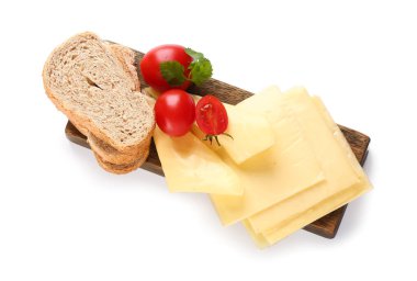 Lezzetli işlenmiş peynirli domates ve beyaz arka planda ekmek.