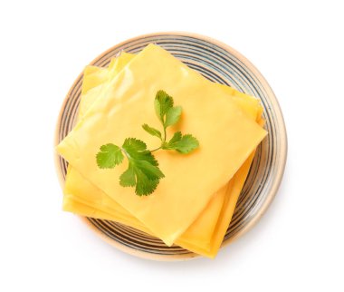 Beyaz arka planda otlu lezzetli işlenmiş peynir tabağı.