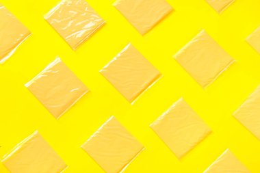 Sarı arka planda lezzetli işlenmiş peynir dilimleri