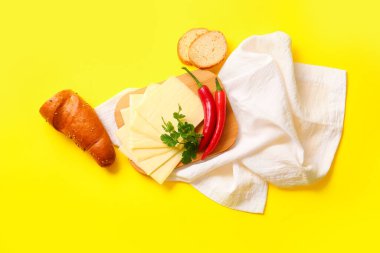 Lezzetli işlenmiş peynirli ekmek ve biberli sarı arka plan.