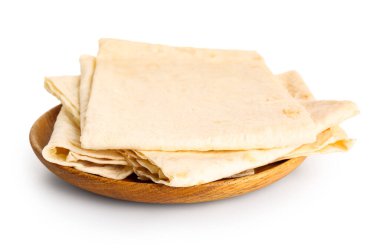 Beyaz arka planda taze ince lavaş tabakası