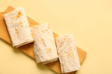 Bej arkaplan üzerinde taze ince lavaş olan tahta