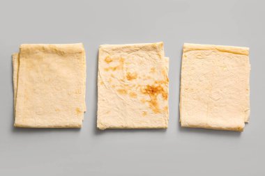 Gri arkaplanda taze lavaş