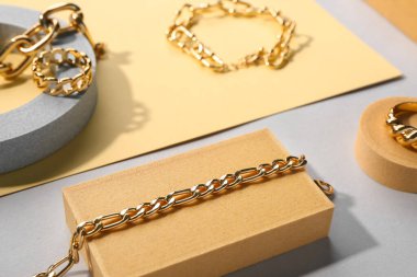 Renkli arka planda güzel mücevherleri olan kaideyi göster