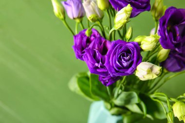 Yeşil arka planda Eustoma çiçekleri