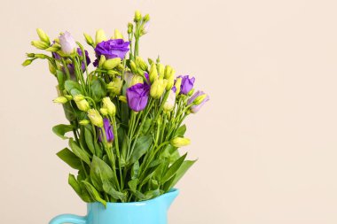 Beyaz arka planda Eustoma çiçekleri olan sürahi.