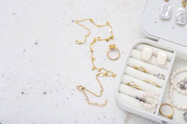 Grunge beyaz arka planda şık mücevherlere sahip bir organizatör