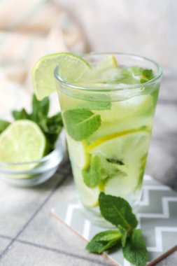 Masada bir bardak soğuk mojito.