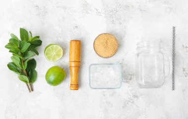 Mason kavanozu, havan topu ve hafif arka planda mojito hazırlamak için malzemeler.