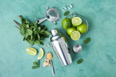 Grunge arkaplanı üzerine mojito hazırlamak için titretici, süzgeç ve malzemeler