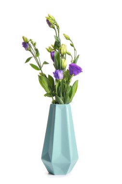 Beyaz arkaplanda Eustoma çiçekleri olan vazo