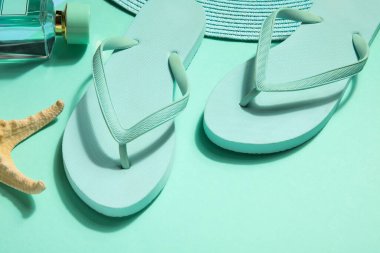 Parfümlü terlikler ve turkuaz arka planda denizyıldızı.