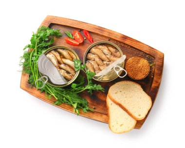 Beyaz arka planda maydanozlu ve domatesli tütsülenmiş domuz konservesi.