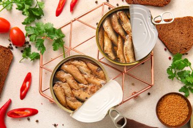 Beyaz arka planda maydanozlu tütsülenmiş lahanalar.