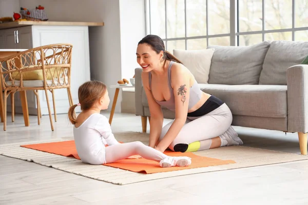 Sportliche Junge Frau Mit Ihrer Kleinen Tochter Beim Training Hause — Stockfoto