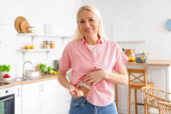 Mature Diabetic Woman Giving Herself Insulin Injection Kitchen — Stock Photo, Image