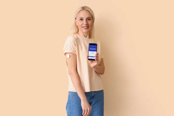 Mature Diabetic Woman Mobile Phone Measuring Blood Sugar Level Beige — Stock Photo, Image
