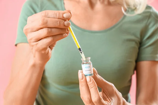 Mujer Diabética Madura Con Jeringa Insulina Sobre Fondo Rosa Primer — Foto de Stock