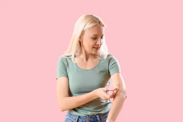 Femme Diabétique Mature Injectant Insuline Sur Fond Rose — Photo