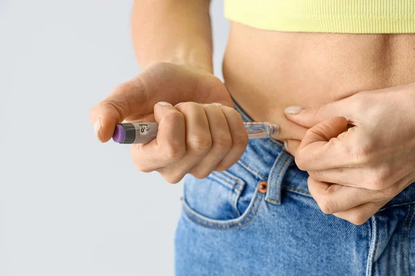 Mulher Diabética Madura Que Administra Injeção Insulina Fundo Claro Close — Fotografia de Stock