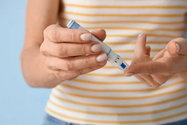 Rijpe Diabetische Vrouw Met Lancet Pen Blauwe Achtergrond Close — Stockfoto