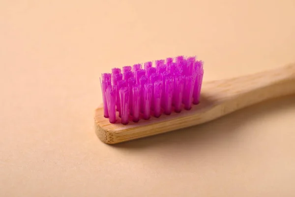 Фіолетова Бамбукова Зубна Щітка Коричневому Фоні — стокове фото