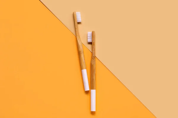 Escovas Dentes Bambu Branco Fundo Cor — Fotografia de Stock